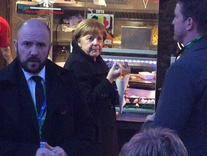 Меркель перекусила фастфудом в уличном кафе