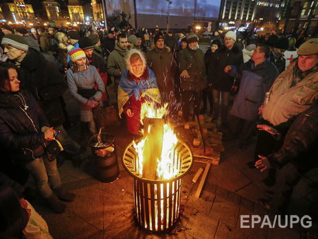 Активисты зажгли костры на Майдане 