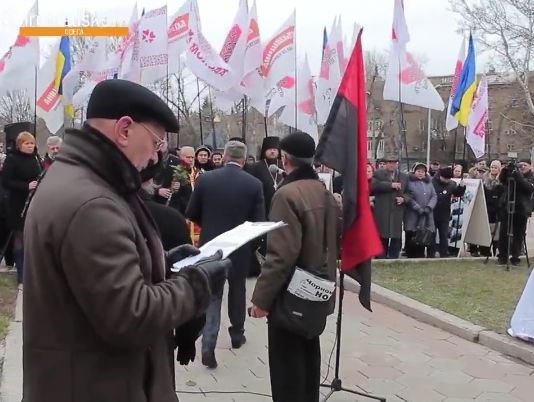 В Одессе активисты прогнали чиновника, который произносил речь на открытии памятника Небесной сотне на русском языке. Видео