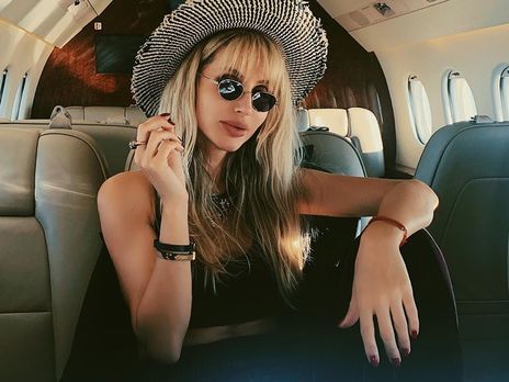 Loboda села на шпагат