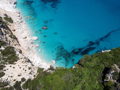 ﻿Двом французам загрожує до шести років в'язниці за крадіжку 40 кг піску із пляжу Сардинії