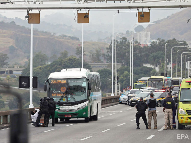 В Рио-де-Жанейро снайпер застрелил мужчину, взявшего в заложники пассажиров автобуса