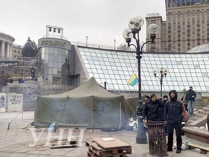  На Майдане протестующие активисты установили шесть палаток