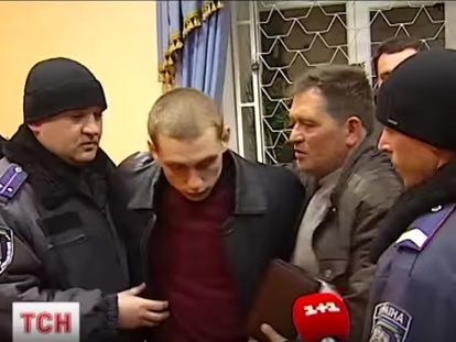 Отец патрульного полицейского Сергея Олейника считает, что сын выполнял свою работу