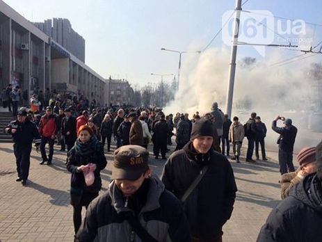 Запорожцы встретили протестующих яйцами и дымовыми шашками