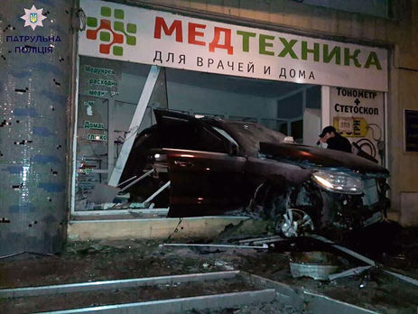 В Одессе пьяный водитель на Mercedes влетел в витрину магазина, пытаясь скрыться от патрульных