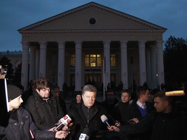 Порошенко закидали бумажками и не пустили в здание парламента Крыма