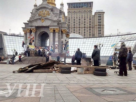 На Майдане остается до сотни активистов