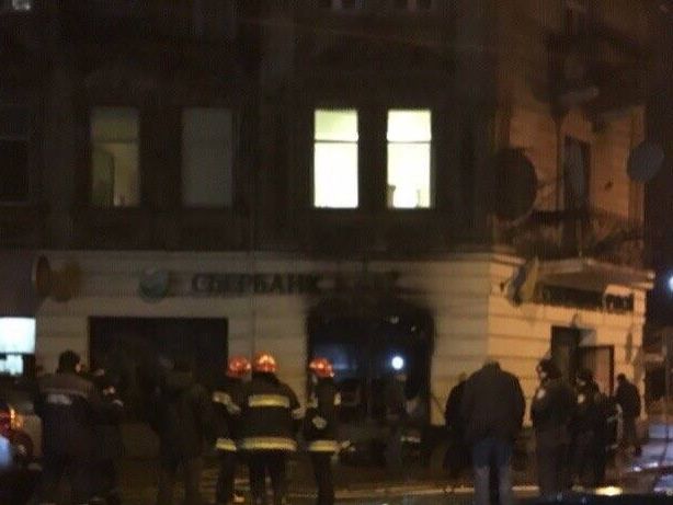  Полиция: В отделения банков во Львове бросили "коктейли Молотова"