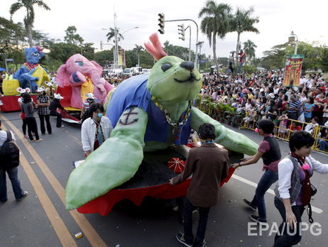 Неизвестные забросали гранатами участников карнавала на Филиппинах, погиб ребенок