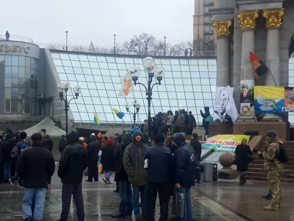 Киевские коммунальщики демонтируют палатки активистов на Майдане. Видео