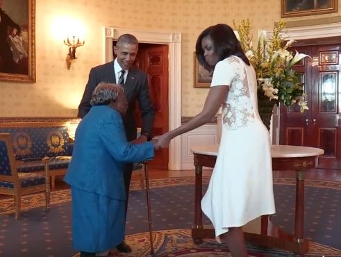 106-летняя гостья Белого дома станцевала от радости с четой Обама. Видео