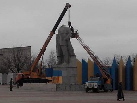  В Лисичанске по частям снесли 150-тонный памятник Ленину. Видео
