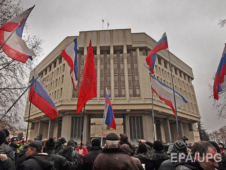 Пророссийские активисты возле здания Крымского парламента в Симферополе. 27 февраля 2014 г.