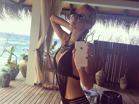 Хилтон отпраздновала день рождения на острове. Фоторепортаж