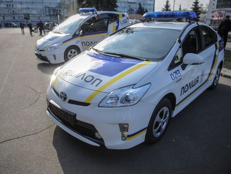 Львовские полицейские тренируются останавливать автомобили с применением оружия