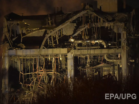 Из-за обрушения здания закрытой теплоэлектростанции в Англии погиб минимум один человек. Фоторепортаж
