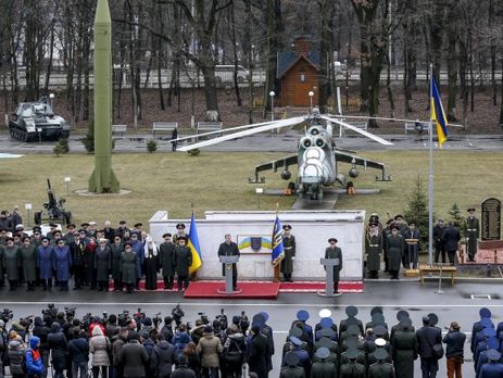 Порошенко принял участие в церемонии выпуска офицеров в университете обороны