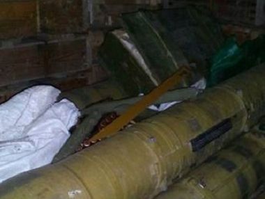 В Донецкой области в заброшенном доме нашли тайник с ракетами и гранатометами