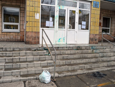 В Донецкой области мэра Белозерского забросали яйцами и облили зеленкой