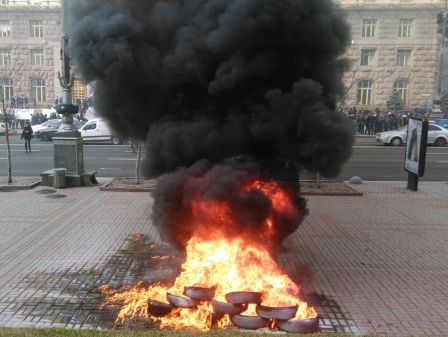 На митинге таксистов под КГГА зажгли шины