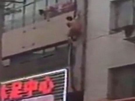 В Китае голый мужчина, убегая от мужа любовницы, упал с третьего этажа. Видео