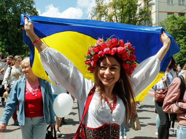 В Киеве торжественно подняли государственный флаг. Видео
