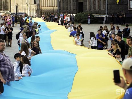 В Киеве состоялся марш с гигантским флагом Украины. Фоторепортаж