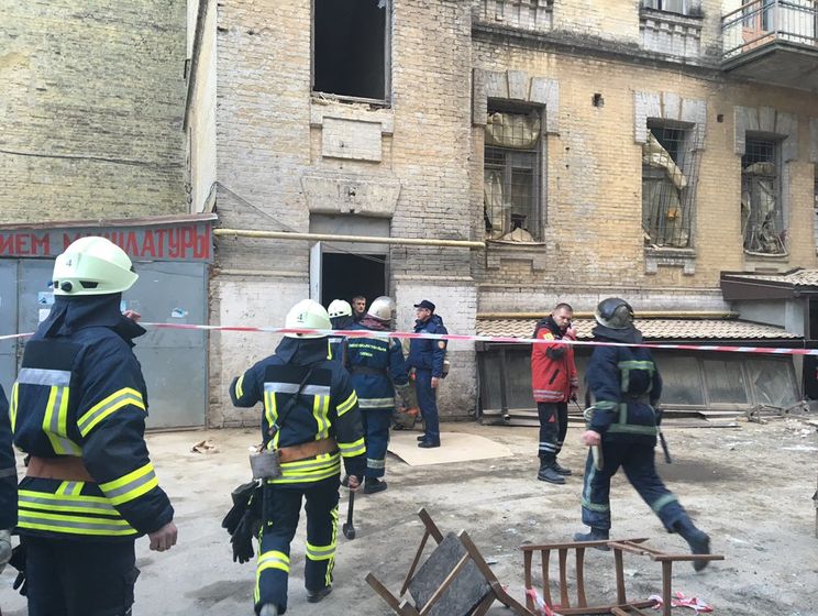 В центре Киева обвалился дом, под завалами – четверо человек