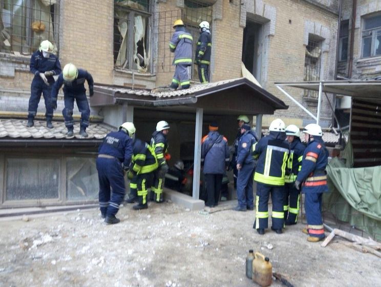 Госслужба по ЧС: Из обвалившегося в центре Киева дома спасены три человека, под завалами может находиться еще трое