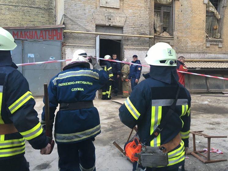 Обвал дома в Киеве: спасатели вытащили из-под завалов пятерых человек