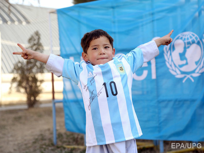 Афганский мальчик получил две футболки с автографами от Месси вместо сделанной из пакета