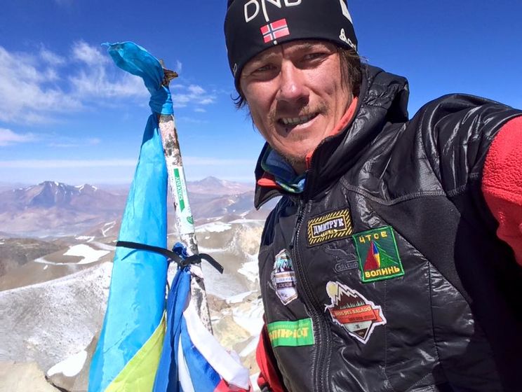 Альпинисты установили флаг Украины на вершине самого высокого вулкана мира