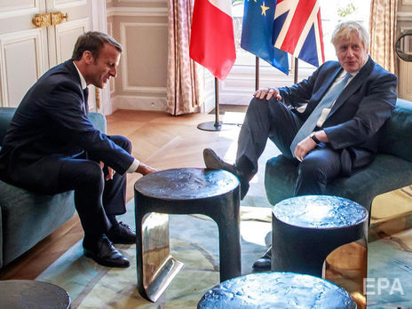 ﻿Джонсон закинув ногу на журнальний столик під час зустрічі з Макроном