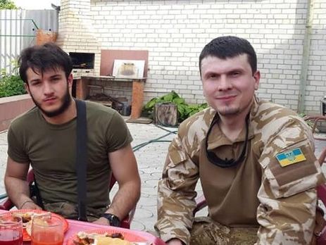 Тимерхан Мунаев (слева) и командир батальона имени Дудаева Адам Осмаев
