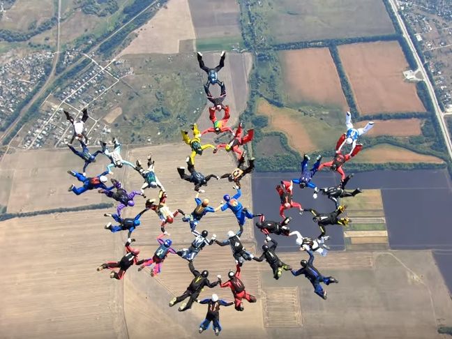 В Харьковской области интернациональная группа парашютистов составила в небе трезубец. Видео