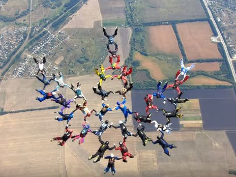 ﻿У Харківській області інтернаціональна група парашутистів склала в небі тризуб. Відео