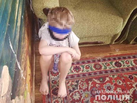 В Днепре опекунша обмотала мальчика скотчем и держала его на цепи – полиция