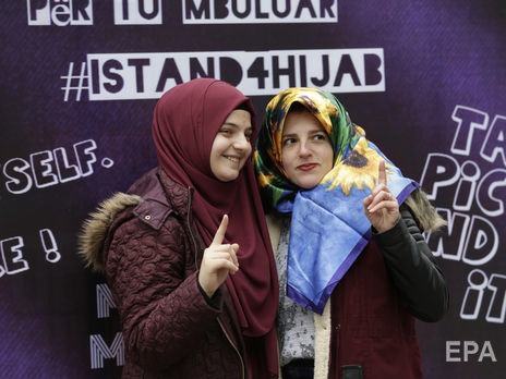 ﻿Фотографуватися на паспорт в Україні можна буде в головному уборі – постанова Кабміну