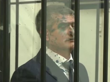 Экс-главу СБУ Киевской области Щеголева в суде облили зеленкой. Видео