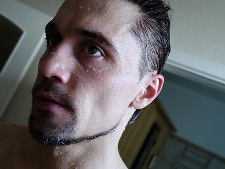 Билан полностью обнажился перед объективом. Фото