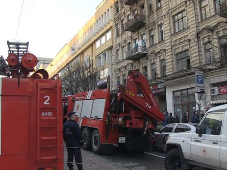Спасатели продолжают искать под завалами киевского дома еще двух или трех человек 