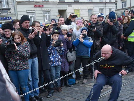 Львовянин протянул зубами 38-тонный трамвай на 14 метров