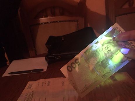 Прокуратура: В Киеве на взятке в 55 тыс. грн задержали чиновника казначейской службы