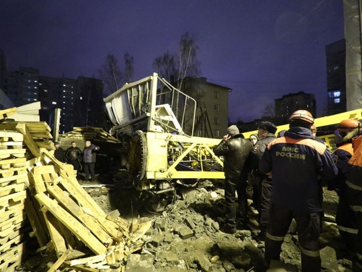 В Екатеринбурге на жилой дом упал башенный кран