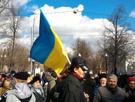 В Москве в марше Немцова принимают участие активисты с флагами Украины