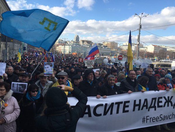 В Москве в рамках марша памяти Немцова проходит акция в поддержку Савченко