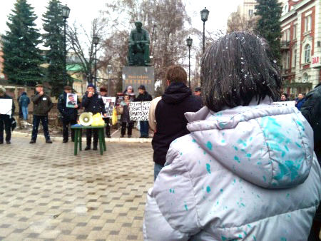 В Воронеже участников митинга памяти Немцова неизвестные облили зеленкой и забросали яйцами 