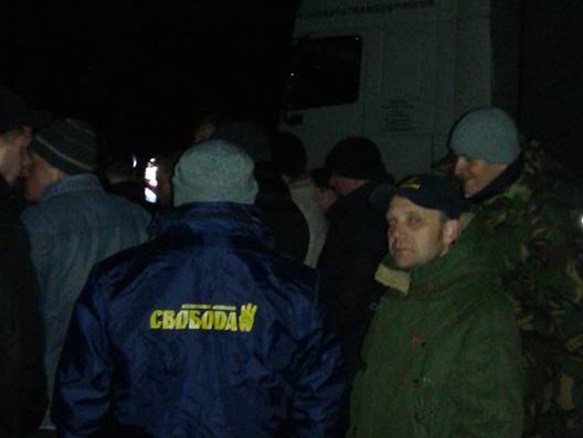 "Свобода": Во Львовской области активисты остановили 13 российских грузовиков в сопровождении Нацполиции