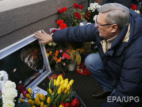 Михаил Касьянов возложил цветы к месту гибели Бориса Немцова на Большом Москворецком мосту